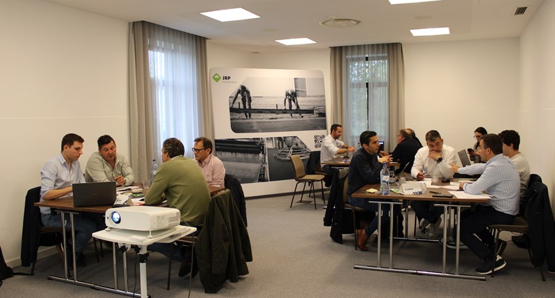 Técnicos da TPB em brainstorming sobre juntas  Técnicos da TPB em brainstorming sobre juntas